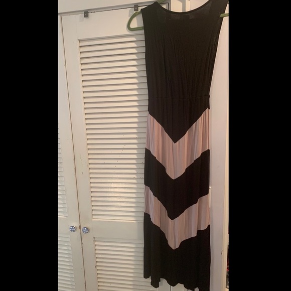 THE HANGER Tan and Black Large Chevron Maxi Dress - Picture 2 of 4